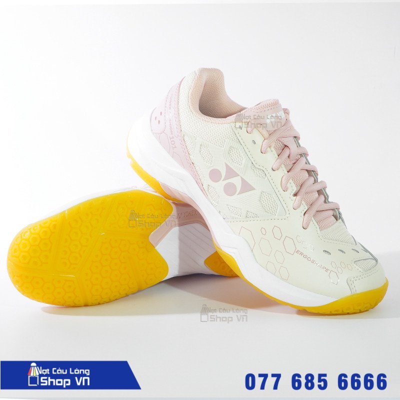 Cận cảnh đế giày Yonex SHB101 màu hồng với các công nghệ chống trượt và hấp thụ lực, đảm bảo sự ổn định cho người chơi.