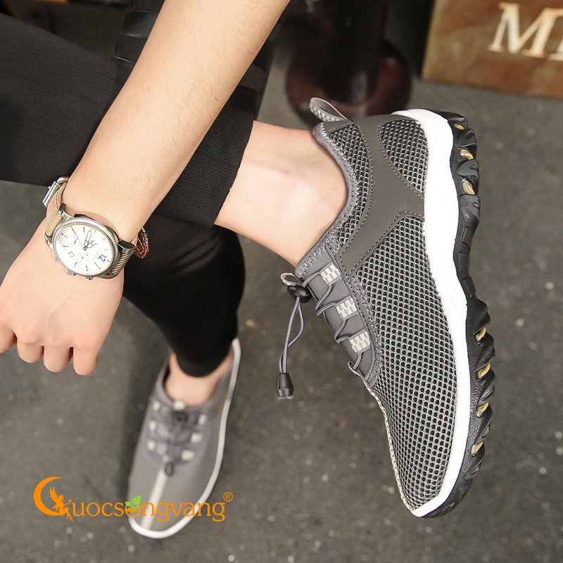 Cận cảnh đế ngoài bằng cao su tinh chất của giày thể thao lưới thoáng khí, với các rãnh chống trượt hiệu quả.