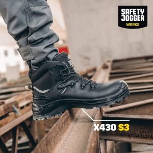 Cận cảnh đôi giày bảo hộ lao động Safety Jogger X430 màu đen với đế chắc chắn và mũi bảo vệ, minh họa cho thiết kế bền bỉ của giày bảo hộ lao động Cần Thơ.
