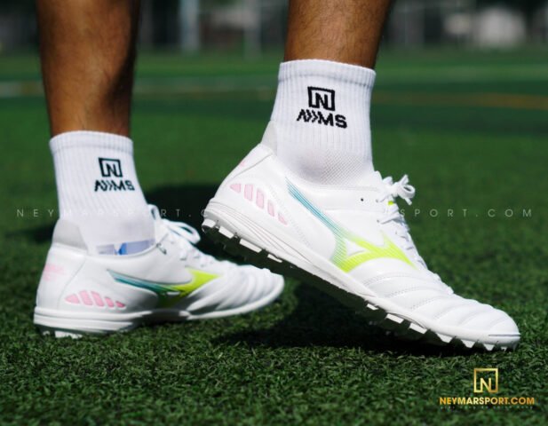 Cận cảnh đôi giày đá bóng siêu nhẹ với form ôm chân