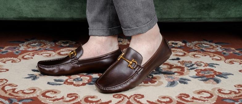 Cận cảnh đôi giày lười nam đế bằng da lộn màu nâu cá tính