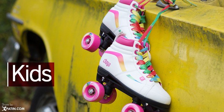 Cận cảnh đôi giày patin 4 bánh ngang người lớn với thiết kế cổ điển màu trắng