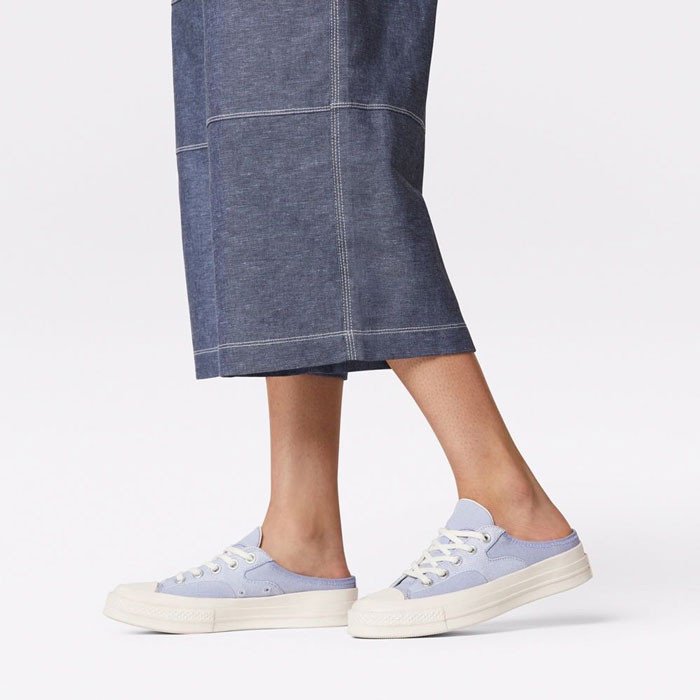 Cận cảnh đôi giày sục Converse nữ màu trắng cổ điển