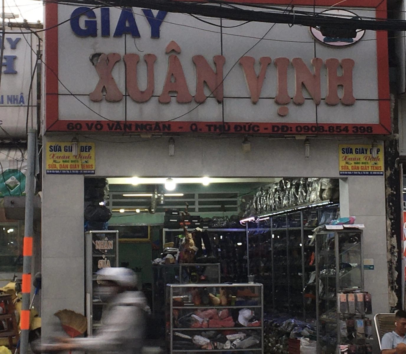 Cận cảnh đôi giày thể thao đang được dán đế tại cửa hàng Xuân Vịnh, đường Võ Văn Ngân