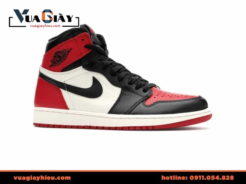 Cận cảnh giày Jordan 1 High ‘Bred Toe’ với dây giày đỏ đen, nhấn mạnh tầm quan trọng của màu sắc dây giày.