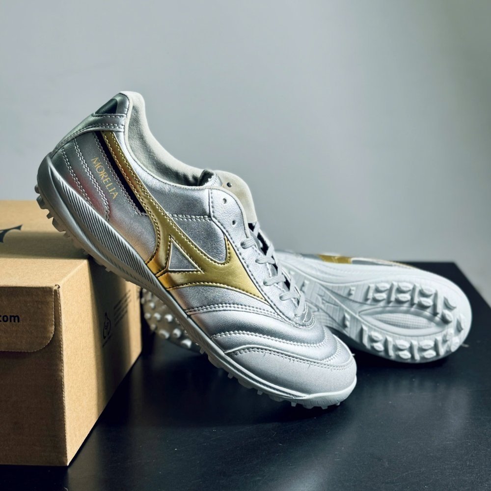 Cận cảnh giày Mizuno Morelia Sala Pro bạc vàng, với upper da tổng hợp co giãn ôm sát bàn chân bè.