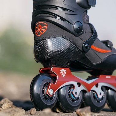 Cận cảnh giày patin Flying Eagle Drift 2.0 màu đen trắng với boot cứng cáp