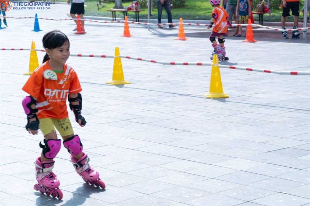 Cận cảnh hai chiếc giày trượt patin Decathlon màu đen với khung nhôm và bánh xe lớn