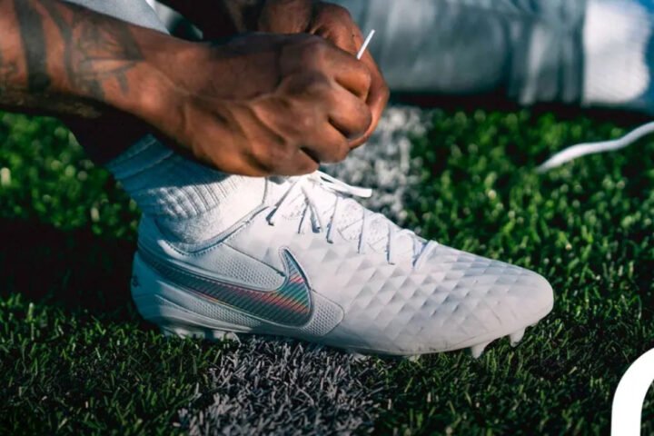 Cận cảnh kiểu xỏ dây Runner’s loop trên giày đá bóng
