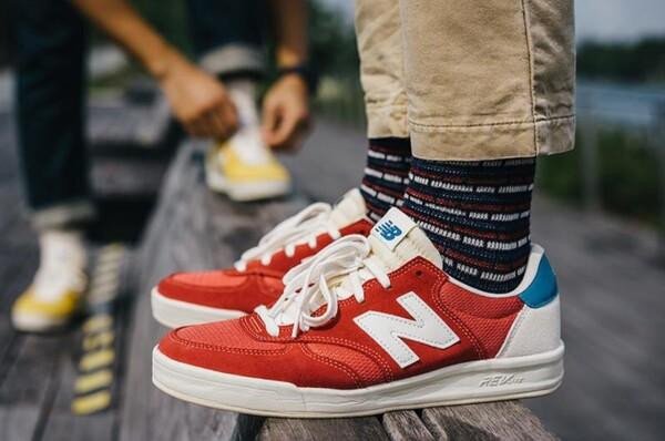 Cận cảnh logo chữ N được thêu nổi trên thân giày New Balance, thể hiện sự tinh xảo và chất lượng cao