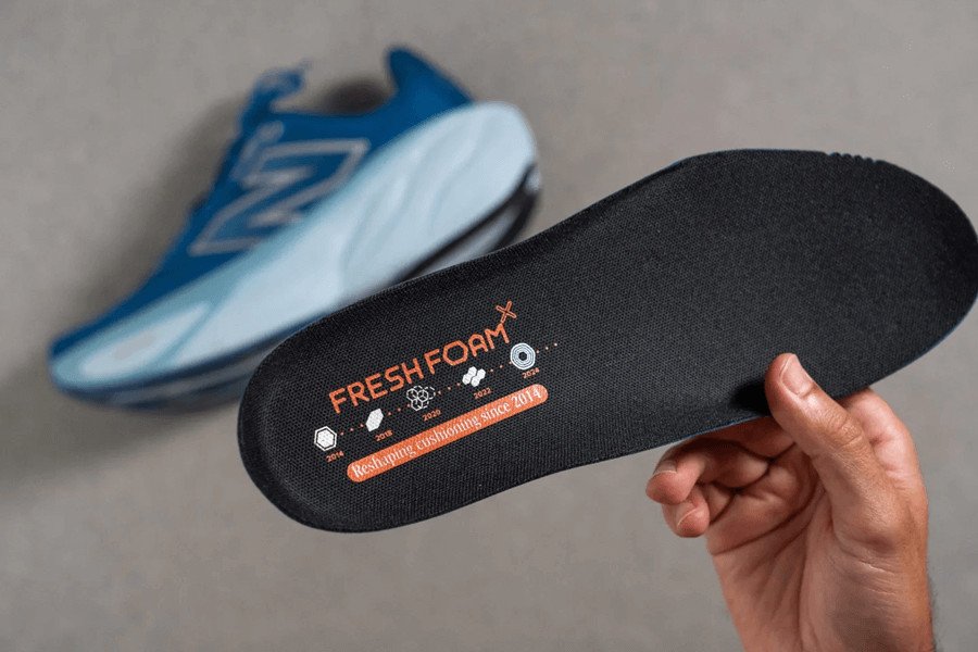 Cận cảnh lót giày New Balance có thể tháo rời trên Fresh Foam X More v5