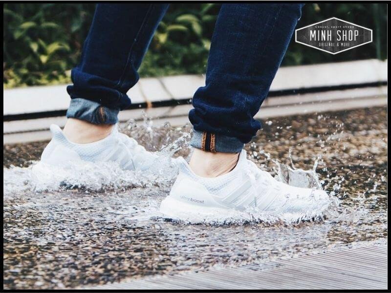 Cận cảnh màn hình máy tính với trang mua sắm giày Adidas Ultra Boost trực tuyến