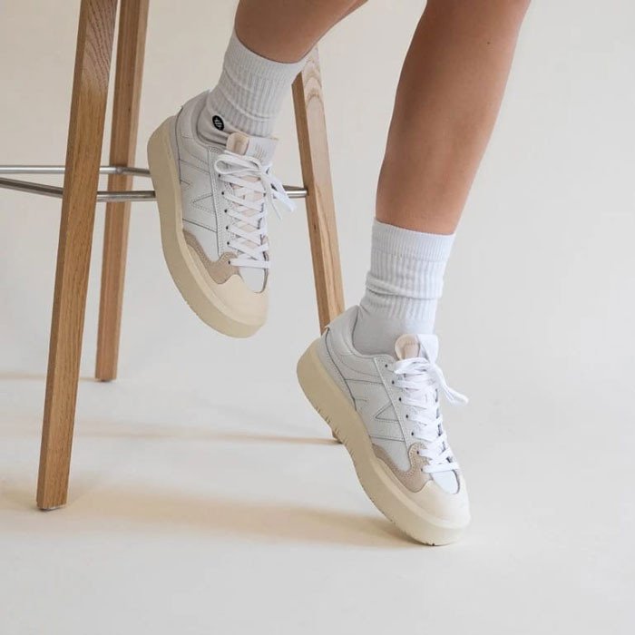 Cận cảnh mặt bên đôi giày New Balance CT302 với đế giày New Balance platform trắng ngà