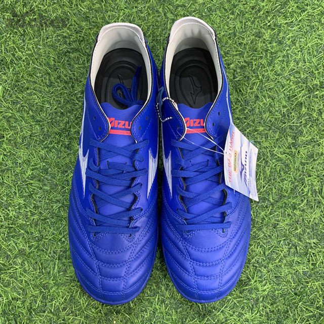 Cận cảnh mặt đế với hệ thống đinh chữ L của giày đá bóng Mizuno Morelia Neo III PRO