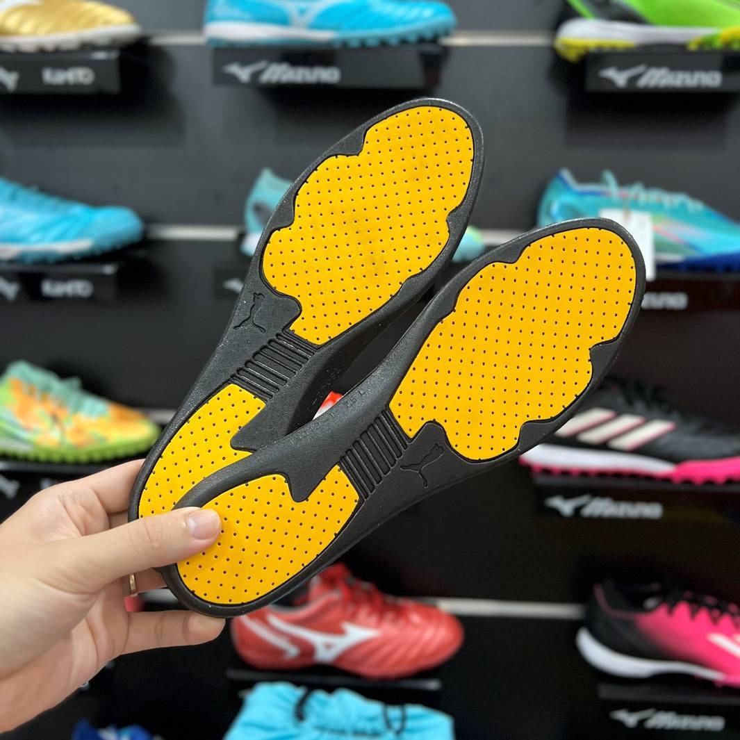 Cận cảnh mặt trên lót giày Puma chính hãng với logo Puma