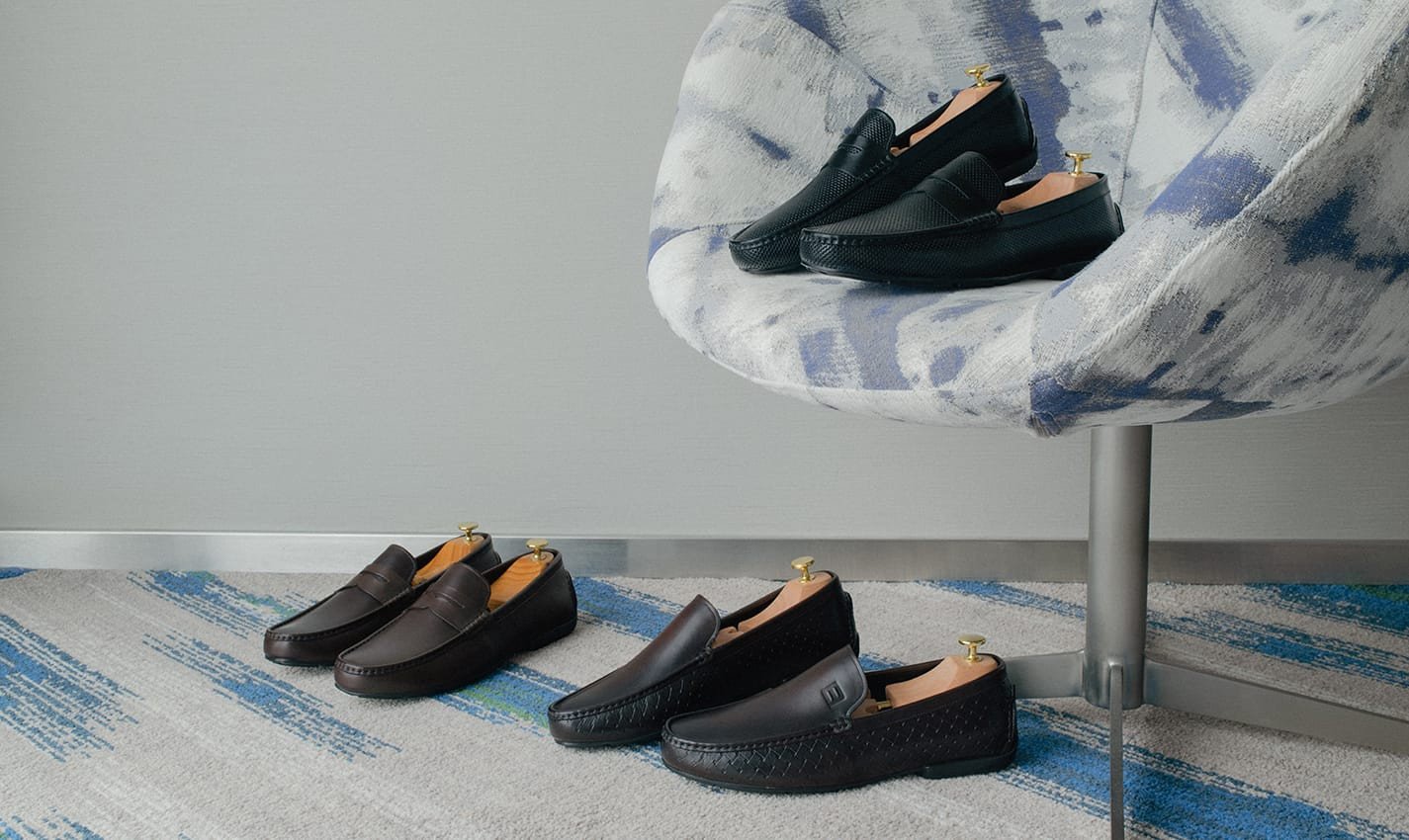 Cận cảnh mẫu giày lười nam đẹp màu đen với đường may tỉ mỉ, làm từ da thật, thể hiện sự tinh tế