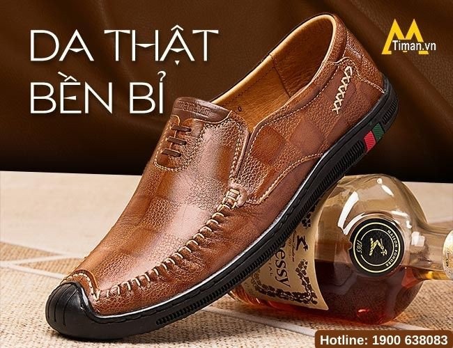 Cận cảnh một đôi mẫu giày lười nam da màu đen bóng, với đường may tinh xảo, thể hiện chất liệu cao cấp và sự sang trọng.