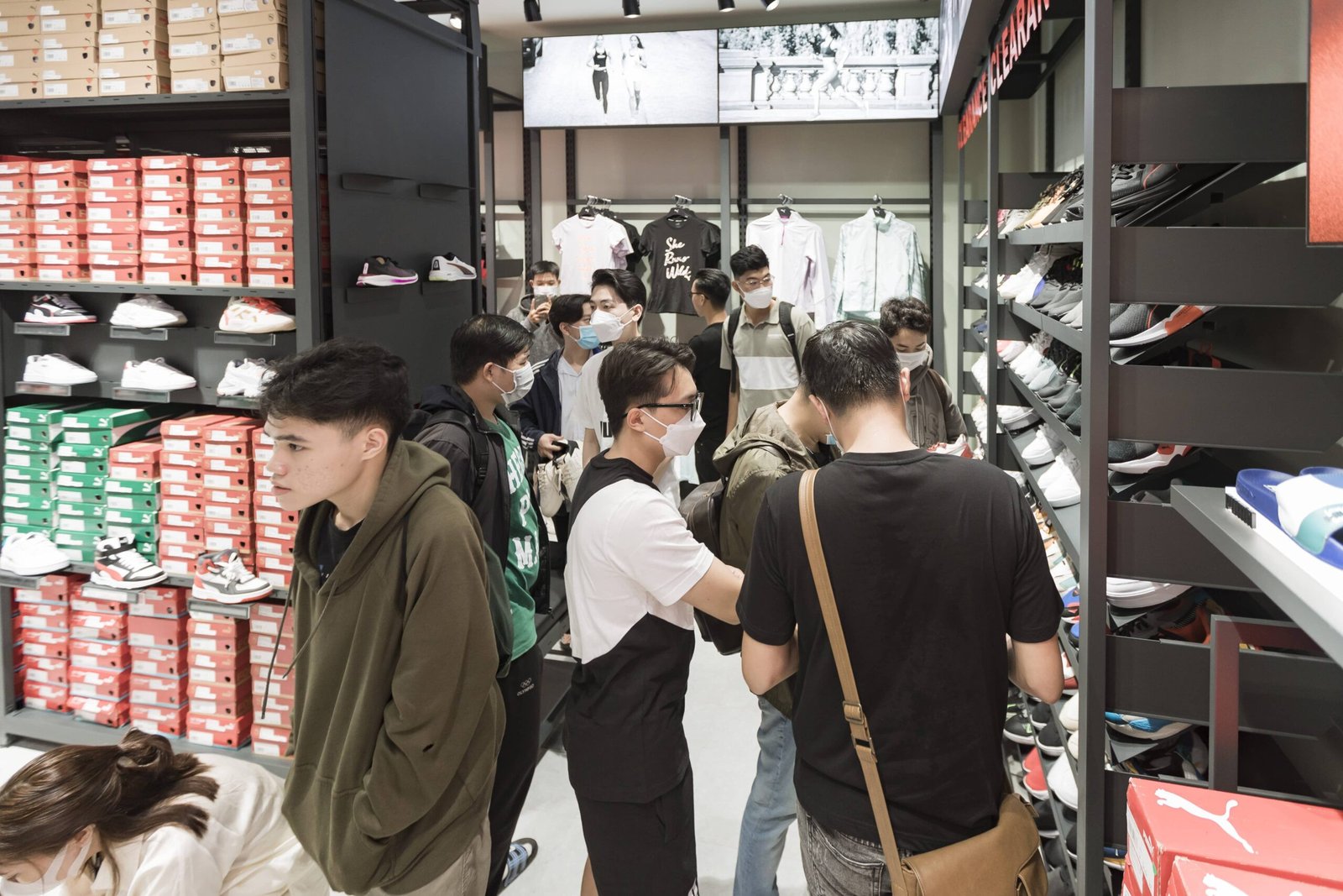 Cận cảnh những đôi sneaker Puma Cần Thơ với thiết kế hiện đại và màu sắc phong phú.