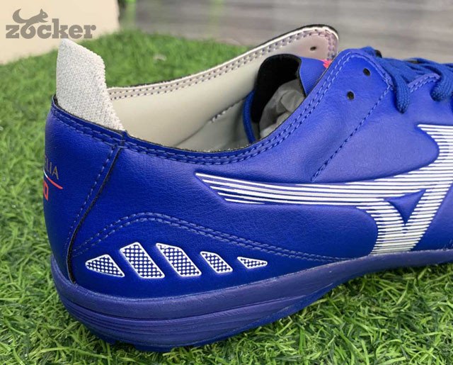 Cận cảnh phần gót và cổ giày đá bóng Mizuno Morelia Neo III PRO với vải thun mềm mại