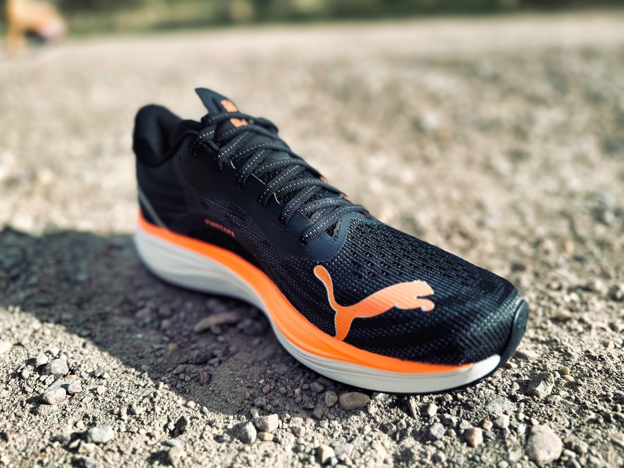 Cận cảnh phần thân trên của giày Puma Velocity Nitro 3 với chất liệu lưới kỹ thuật và công nghệ PWRTAPE.