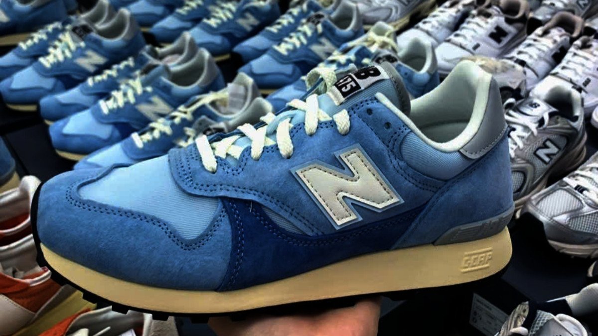 Cận cảnh tem giày New Balance chính hãng với thông tin mã sản phẩm, kích cỡ và quốc gia sản xuất được in rõ ràng, giúp người mua dễ dàng kiểm tra.