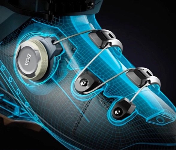 Cận cảnh thiết kế giày nút vặn Yonex với đế chống trượt và thân giày ôm chân