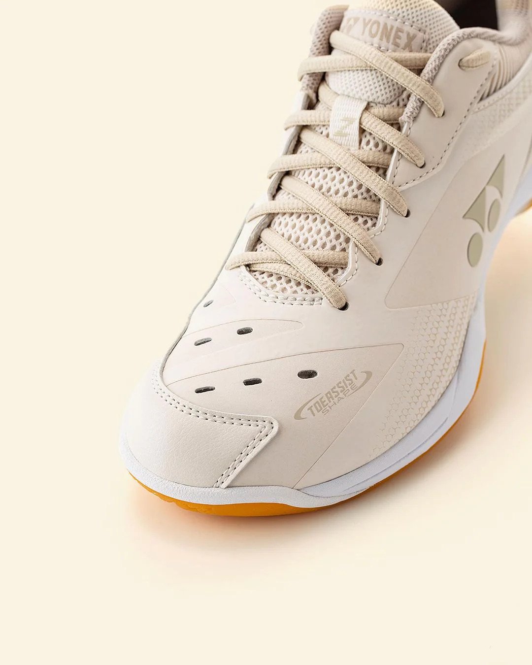 Cận cảnh vật liệu lưới Double Raschel Mesh thoáng khí trên thân giày cầu lông Yonex 65Z3