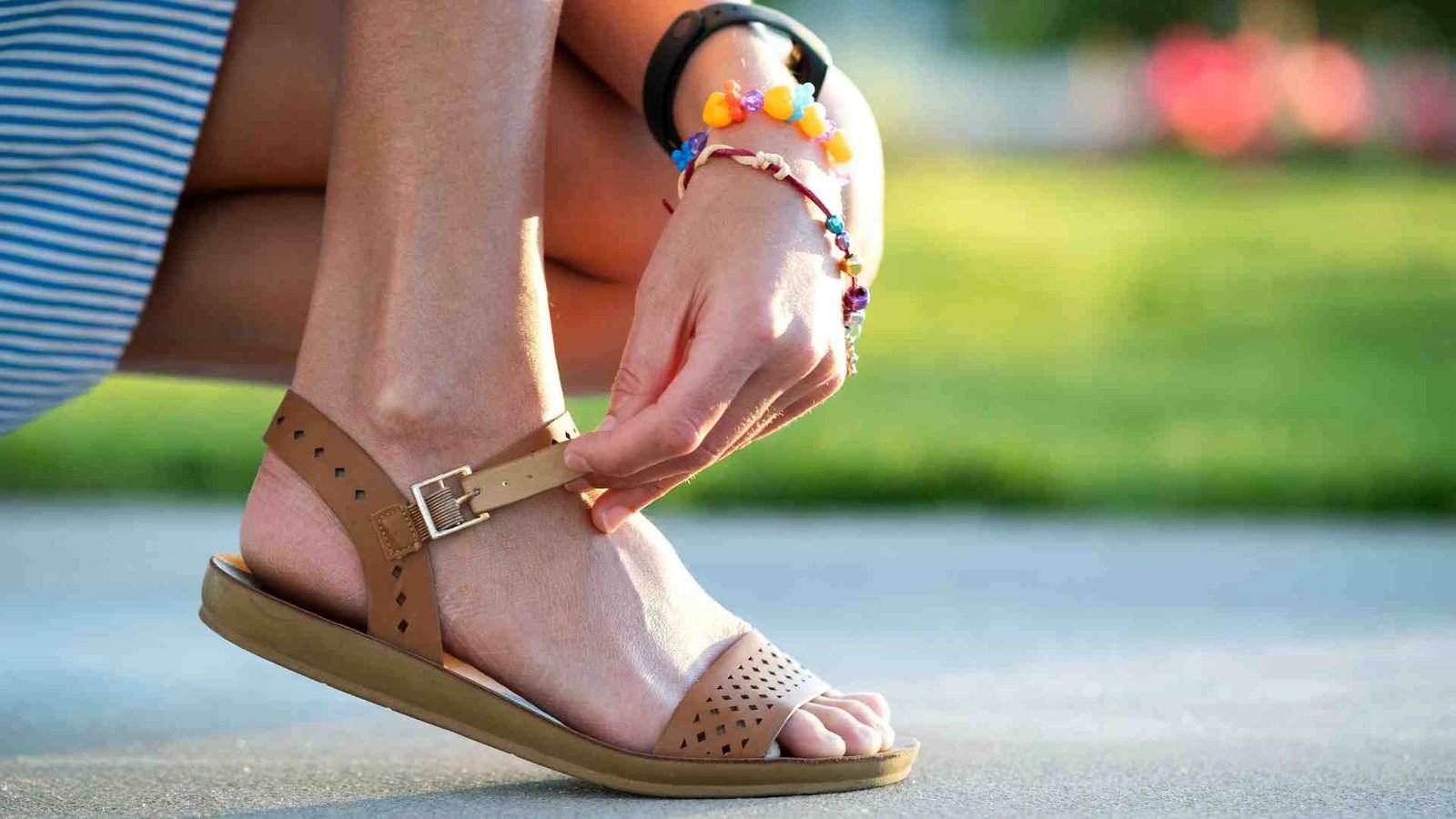 Cần chú ý chất liệu, kích cỡ và phong cách khi chọn giày sneaker nữ phù hợp.