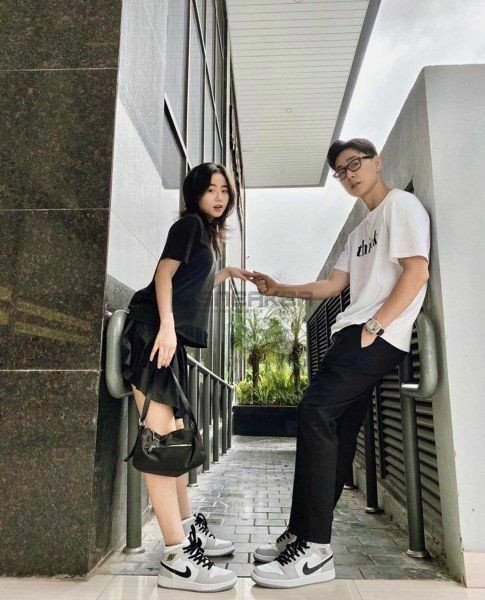 Cặp đôi diện giày sneaker đôi Nike màu sắc nổi bật