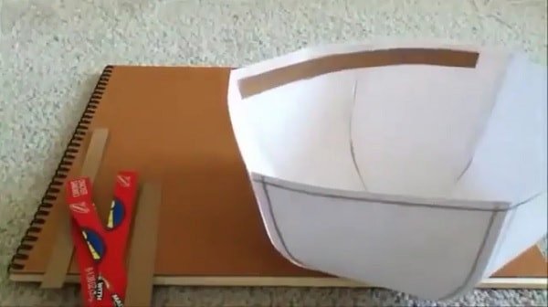 Cắt và dán bìa cứng để tăng độ bền cho cấu trúc mũ