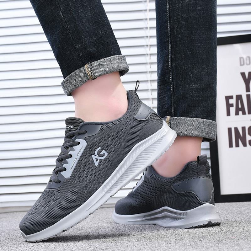 Cấu tạo đế giày thể thao nam siêu nhẹ làm từ cao su non, mang lại độ bám dính tốt và đàn hồi tối ưu cho mọi chuyển động