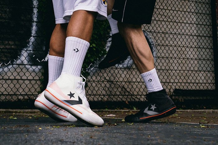 Cầu thủ bóng rổ huyền thoại đang mang giày Converse Chuck Taylor trên sân đấu