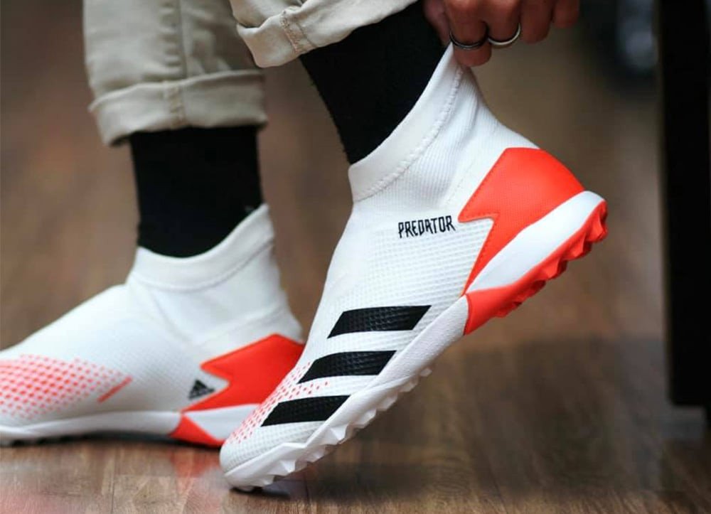 Cầu thủ chuẩn bị tinh thần ra sân với giày và túi đựng giày đá bóng Adidas được sắp xếp gọn gàng