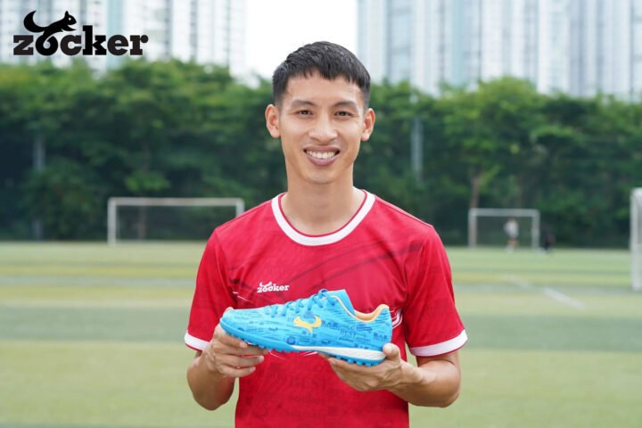 Cầu thủ Hùng Dũng trải nghiệm giày đá bóng Zocker Winner Energy trên sân cỏ nhân tạo