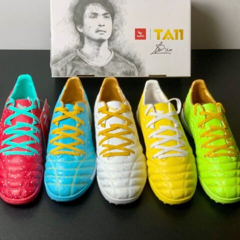 Cầu thủ mang giày đá bóng giá phải chăng trên sân cỏ nhân tạo