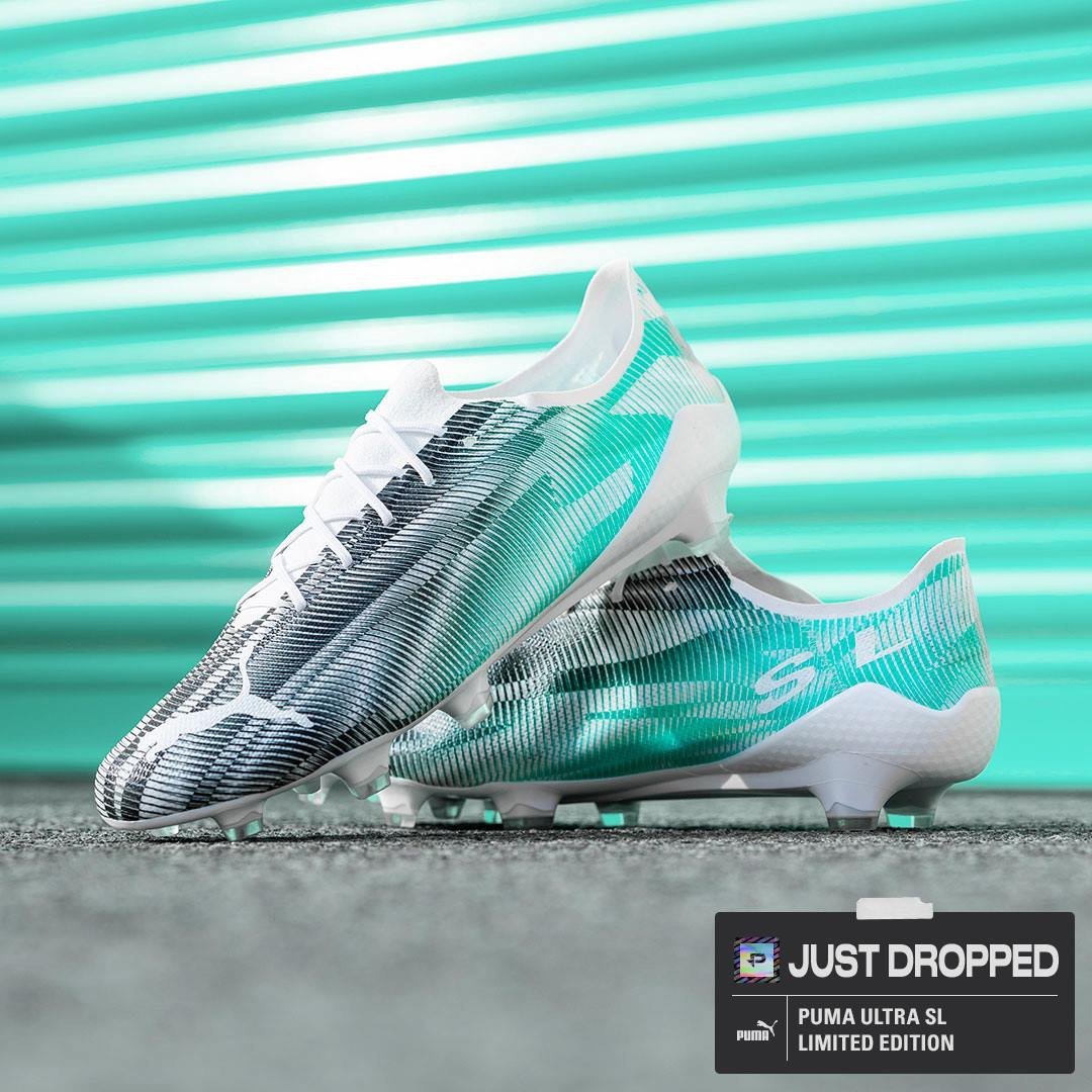 Cầu thủ mang giày đá bóng Puma Ultra SL 21 thi đấu trên sân cỏ