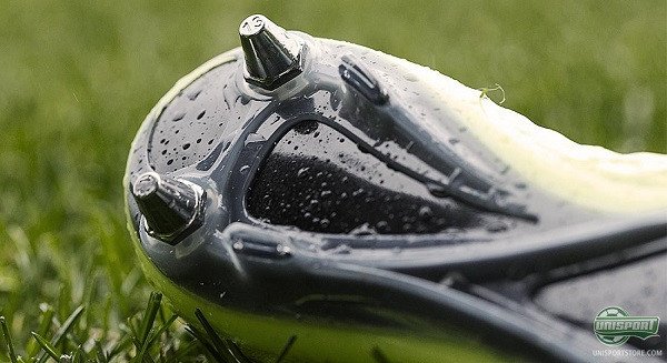 Cầu thủ mang giày đinh sắt thi đấu trên sân cỏ tự nhiên lầy lội