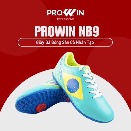 Cầu thủ nhí đang tập sút bóng với giày đá bóng size 37