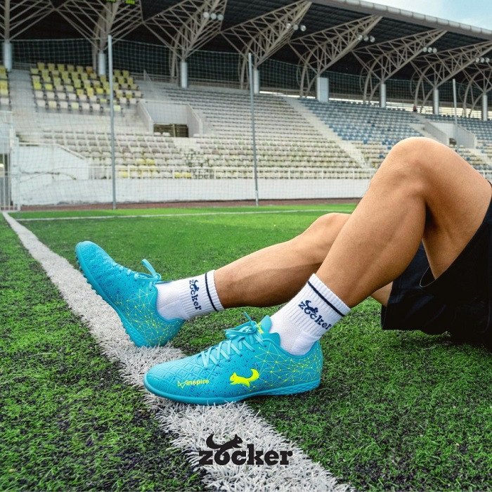 Cầu thủ sử dụng giày đá bóng joker trên sân cỏ nhân tạo