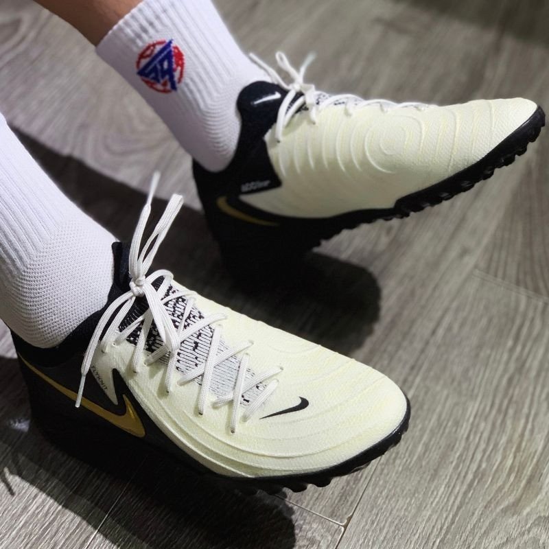 Cầu thủ thực hiện pha bóng với giày đá bóng Nike Flyknit ôm chân, hỗ trợ di chuyển