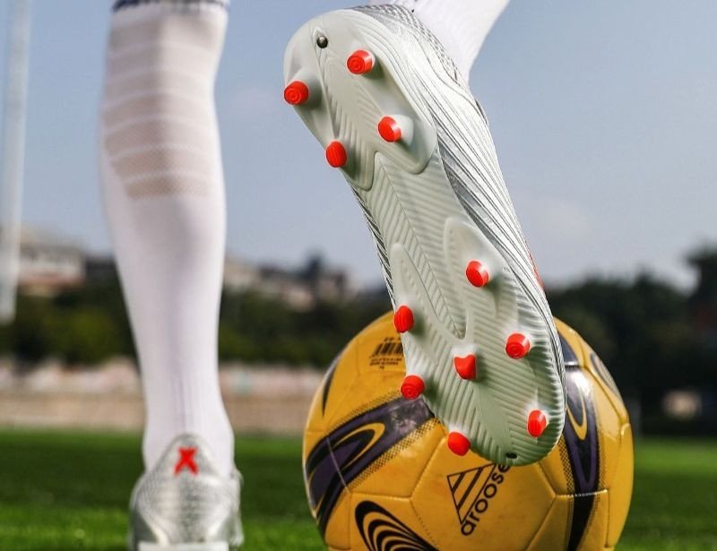 Cấu trúc bàn chân không phù hợp với form giày đá bóng dẫn đến tình trạng đau gót chân