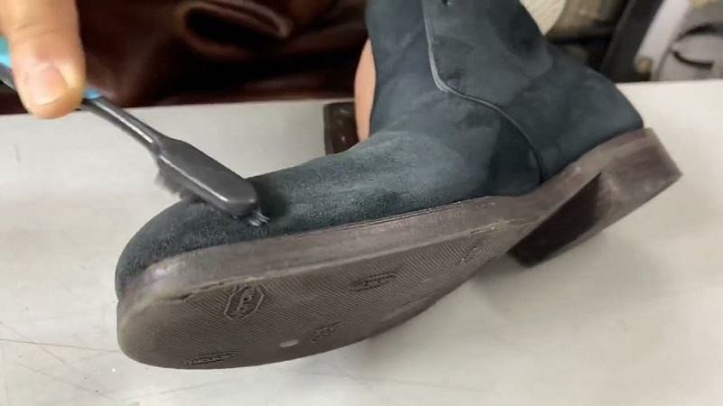 Chăm sóc giày da lộn bằng bàn chải chuyên dụng, vệ sinh giày da lộn