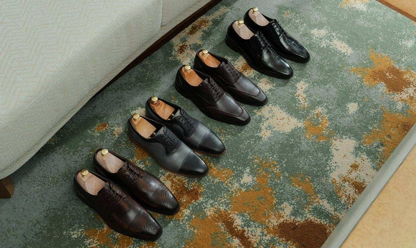 Chân của một quý ông lịch lãm đi giày lười công sở bằng da màu nâu