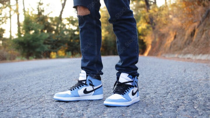 Chàng trai phối quần jean skinny màu xanh sáng với áo sơ mi họa tiết và giày sneaker cổ thấp màu trắng