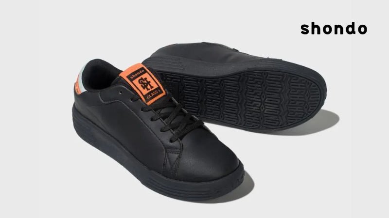 Chàng trai sành điệu phối quần tây màu be với giày sneaker trắng năng động