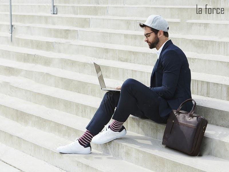 Chàng trai sành điệu với vest xanh đậm và giày Jordan trắng