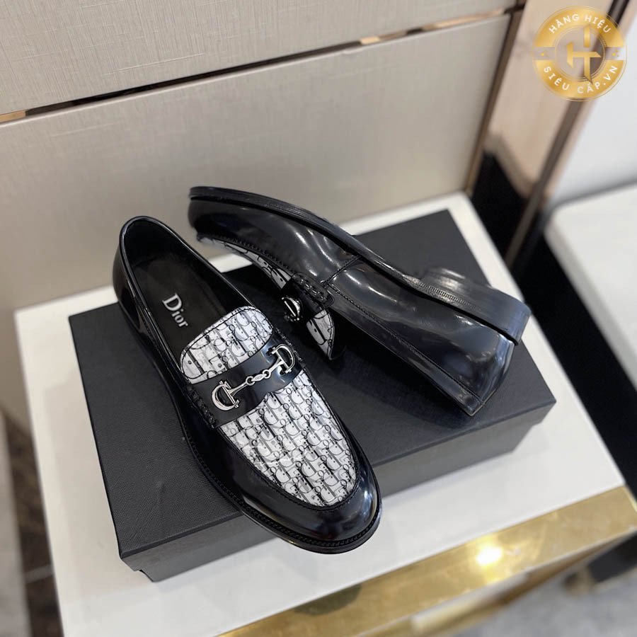 Chất liệu da cao cấp và đường may tinh xảo, minh chứng cho giá trị của giày lười Dior nam