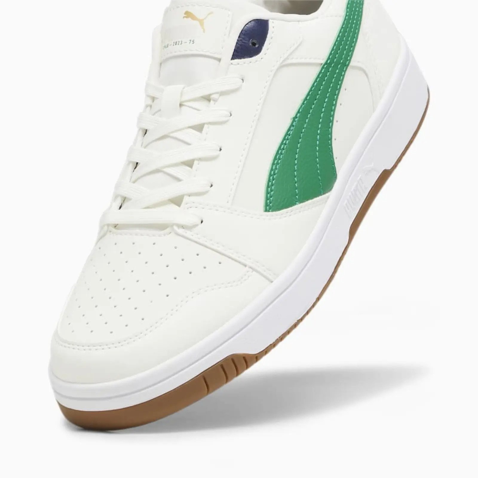 Chất liệu da và đường may tinh xảo trên một đôi giày Puma chính hãng