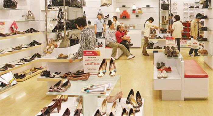 Chất liệu kệ trưng bày giày dép đa dạng