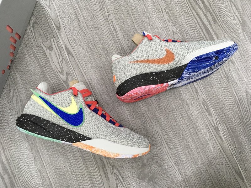 Chất liệu upper vải mesh và hệ thống dây buộc chắc chắn của giày bóng rổ LeBron 20